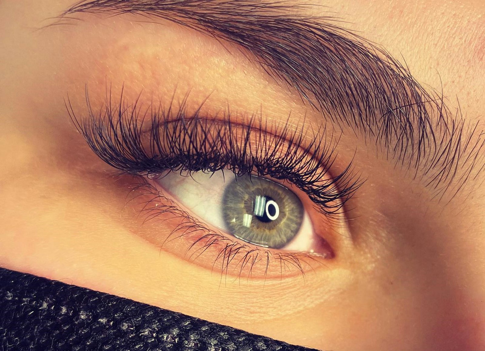 Brow & Lash — Wimpern in Nahaufnahme