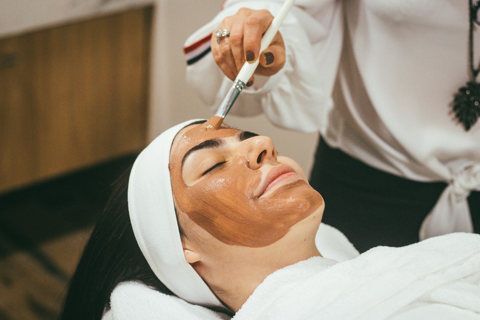 Gesichtsbehandlung mit Maske